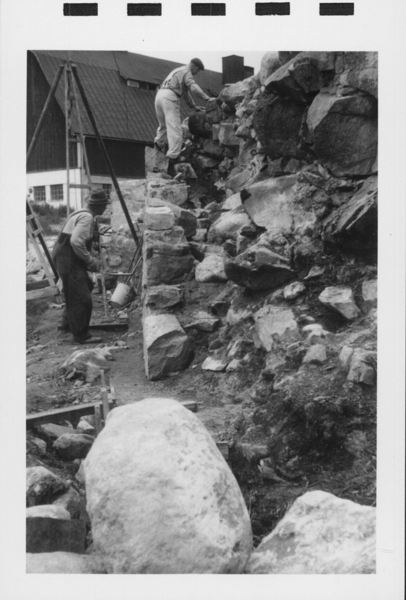 Fotografier av Åke Hyenstrand vid de arkeologiska utgrävningarna i Gudsberga kloster sommaren 1961.