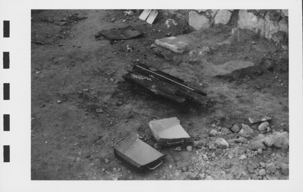 Fotografier av Åke Hyenstrand vid de arkeologiska utgrävningarna i Gudsberga kloster sommaren 1961.