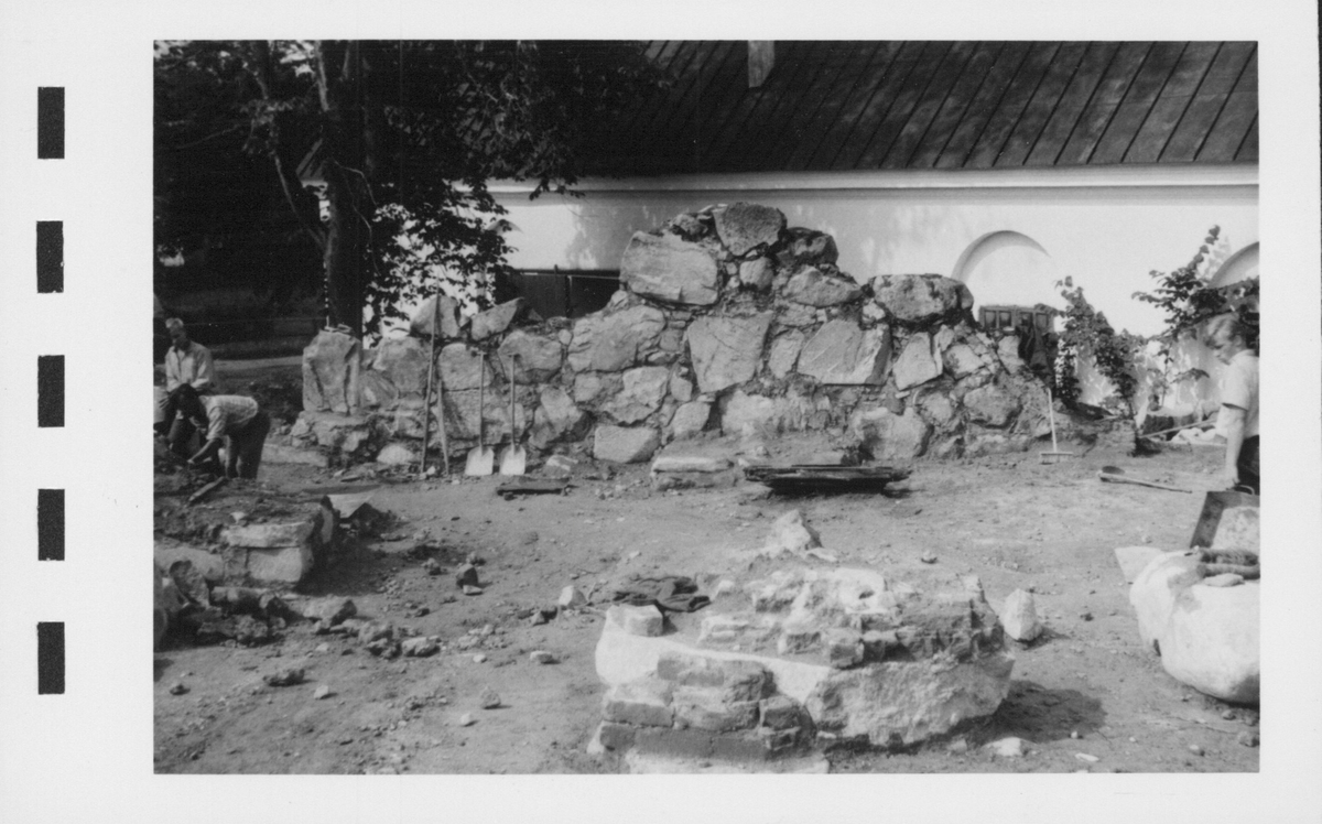 Fotografier av Åke Hyenstrand vid de arkeologiska utgrävningarna i Gudsberga kloster sommaren 1961.
