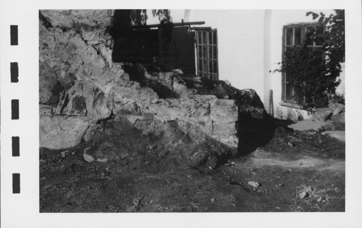 Fotografier av Åke Hyenstrand vid de arkeologiska utgrävningarna i Gudsberga kloster sommaren 1961.