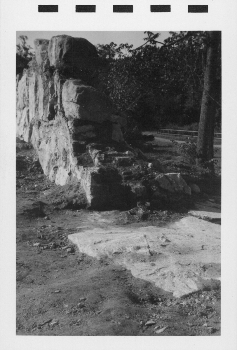 Fotografier av Åke Hyenstrand vid de arkeologiska utgrävningarna i Gudsberga kloster sommaren 1961.