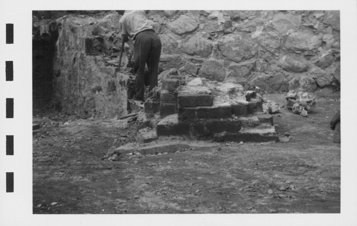 Fotografier av Åke Hyenstrand vid de arkeologiska utgrävningarna i Gudsberga kloster sommaren 1961.