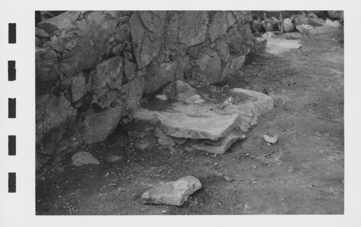 Fotografier av Åke Hyenstrand vid de arkeologiska utgrävningarna i Gudsberga kloster sommaren 1961.