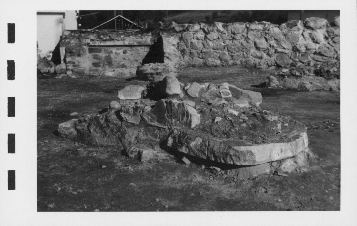 Fotografier av Åke Hyenstrand vid de arkeologiska utgrävningarna i Gudsberga kloster sommaren 1961.