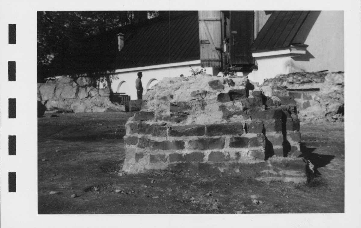 Fotografier av Åke Hyenstrand vid de arkeologiska utgrävningarna i Gudsberga kloster sommaren 1961.