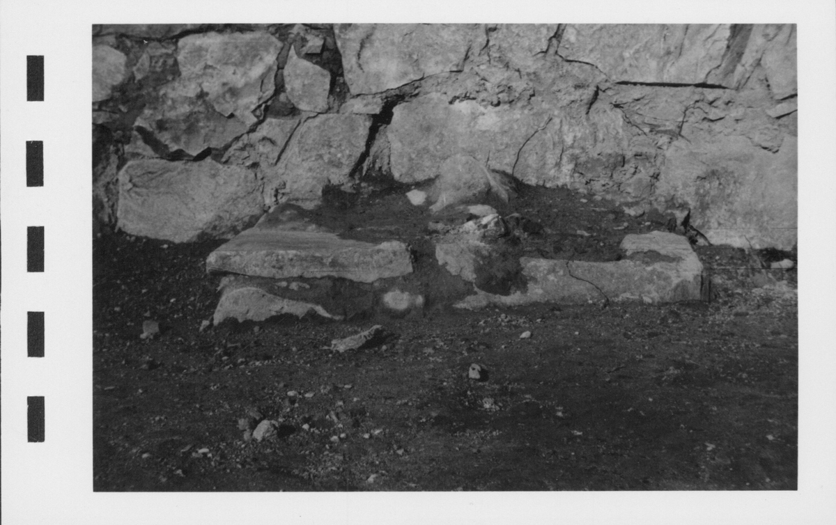 Fotografier av Åke Hyenstrand vid de arkeologiska utgrävningarna i Gudsberga kloster sommaren 1961.