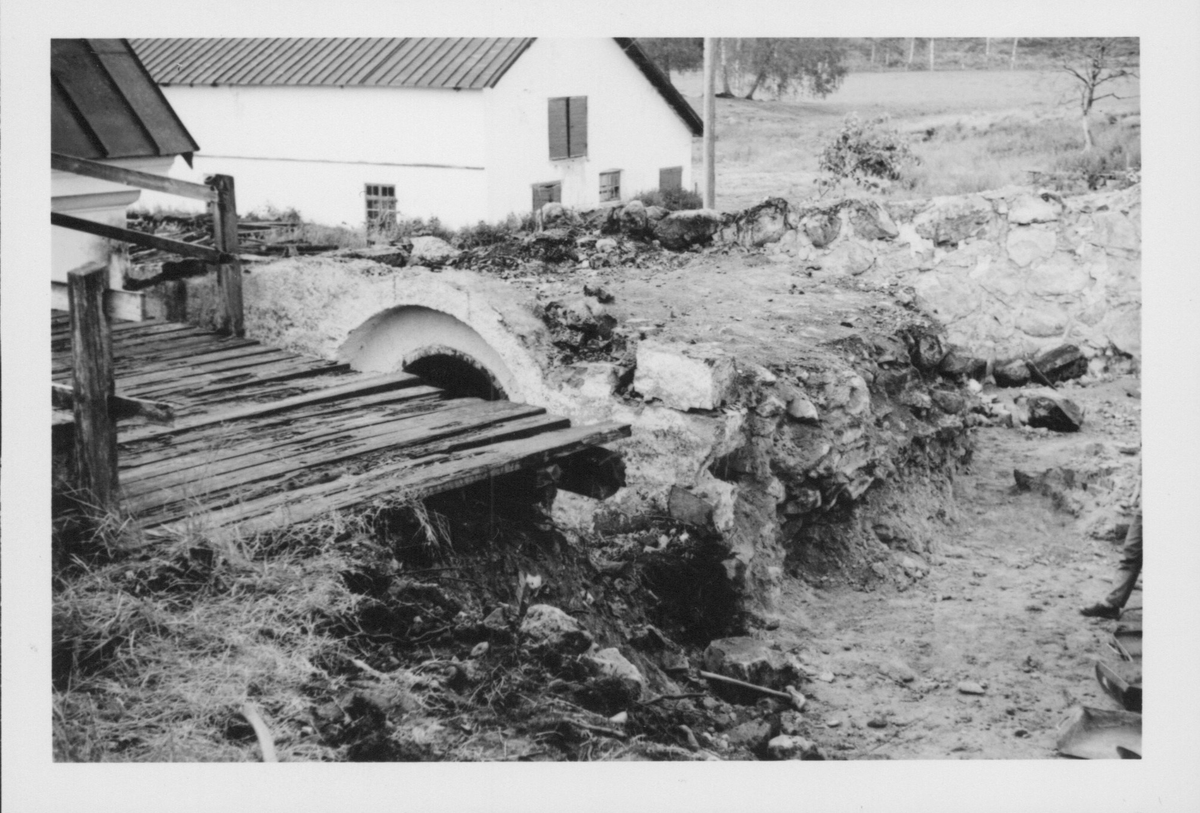 Fotografier av Åke Hyenstrand vid de arkeologiska utgrävningarna i Gudsberga kloster sommaren 1961.