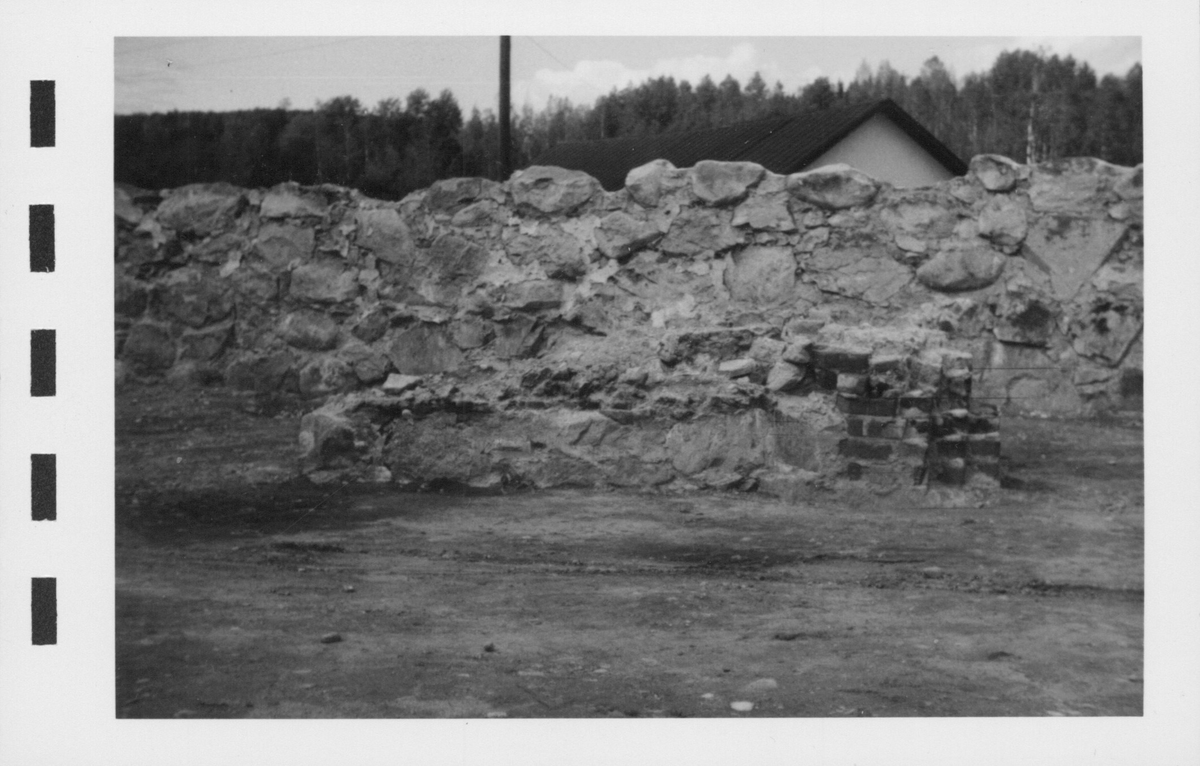 Fotografier av Åke Hyenstrand vid de arkeologiska utgrävningarna i Gudsberga kloster sommaren 1961.