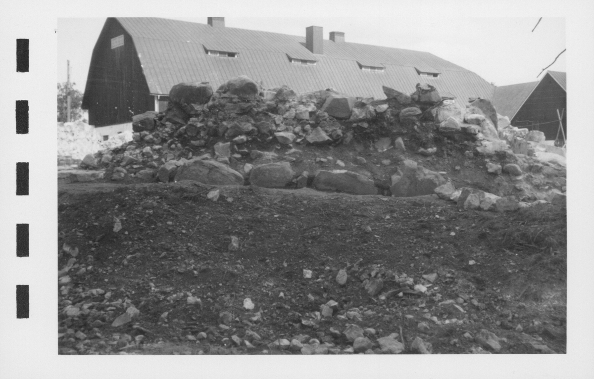 Fotografier av Åke Hyenstrand vid de arkeologiska utgrävningarna i Gudsberga kloster sommaren 1961.