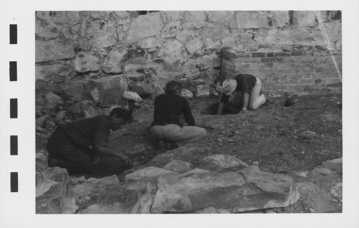 Fotografier av Åke Hyenstrand vid de arkeologiska utgrävningarna i Gudsberga kloster sommaren 1961.