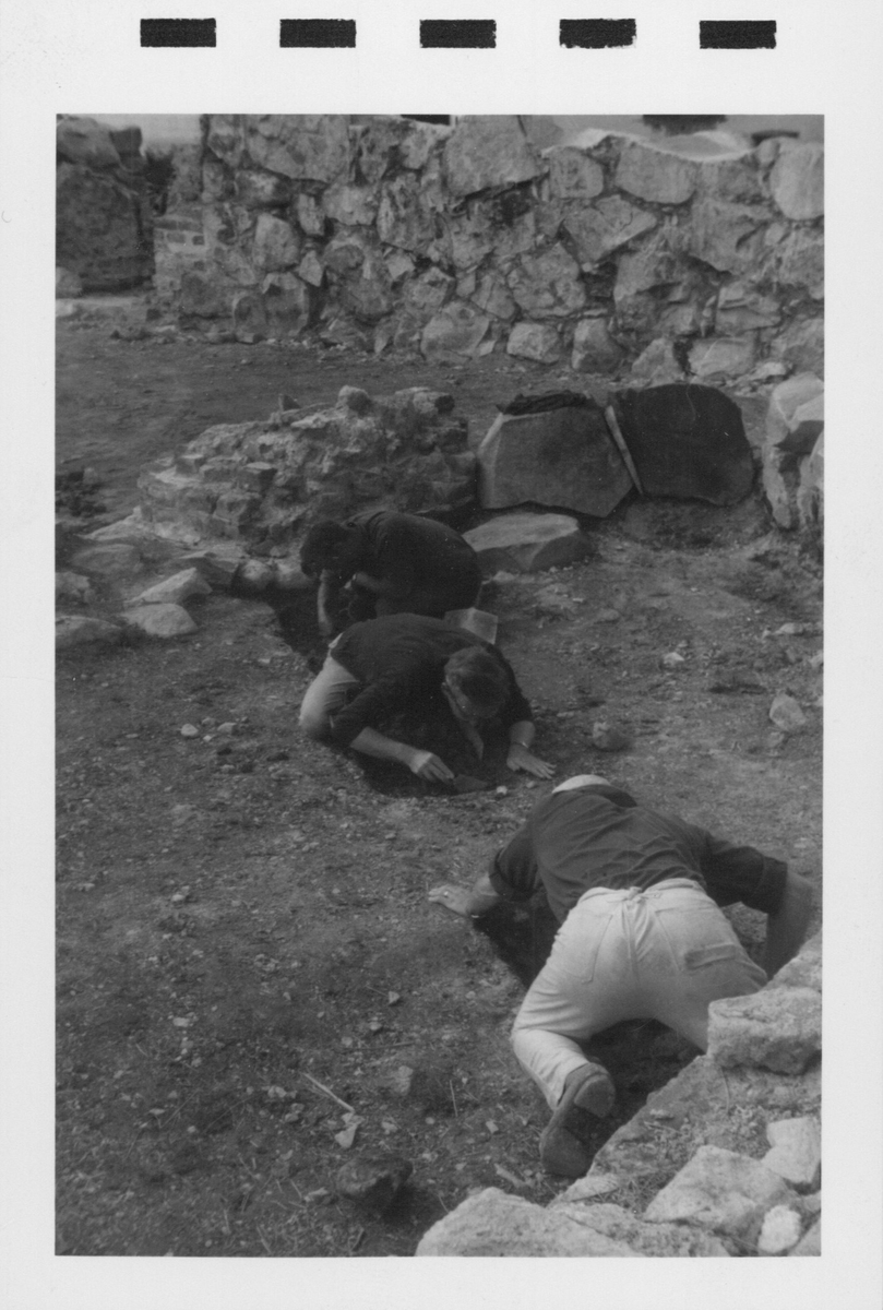 Fotografier av Åke Hyenstrand vid de arkeologiska utgrävningarna i Gudsberga kloster sommaren 1961.