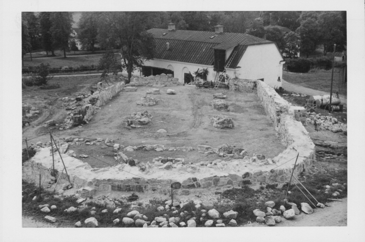Fotografier av Åke Hyenstrand vid de arkeologiska utgrävningarna i Gudsberga kloster sommaren 1961.