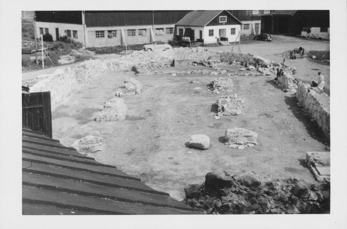 Fotografier av Åke Hyenstrand vid de arkeologiska utgrävningarna i Gudsberga kloster sommaren 1961.