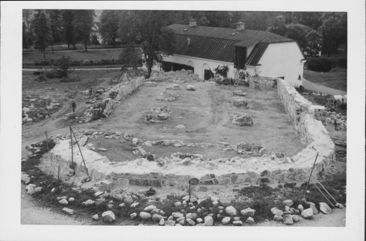 Fotografier av Åke Hyenstrand vid de arkeologiska utgrävningarna i Gudsberga kloster sommaren 1961.