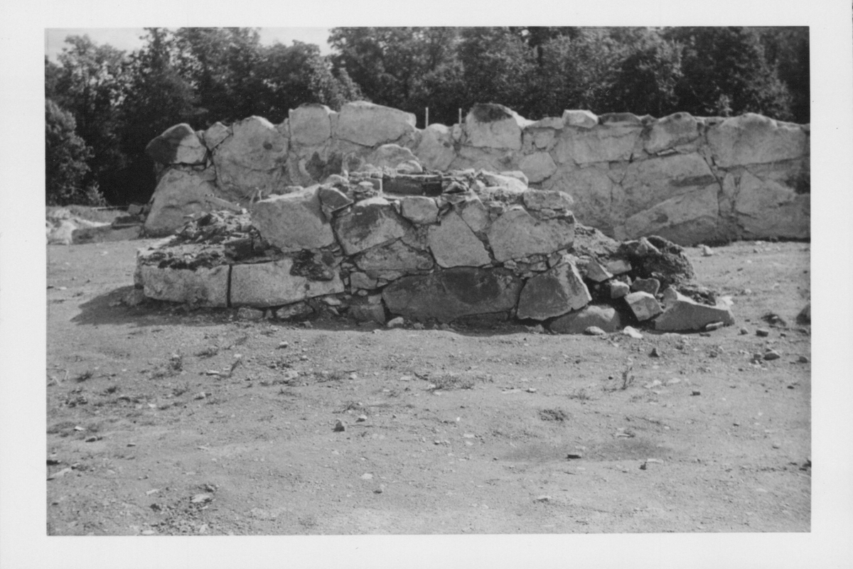 Fotografier av Åke Hyenstrand vid de arkeologiska utgrävningarna i Gudsberga kloster sommaren 1961.