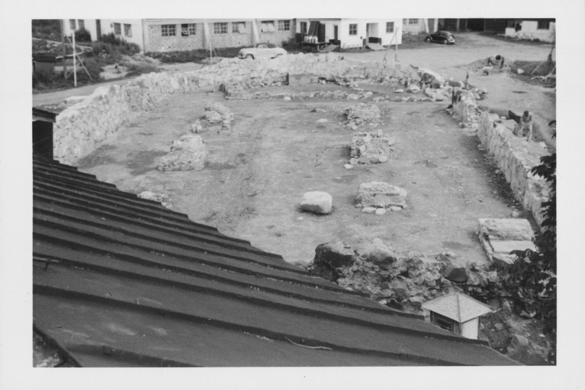 Fotografier av Åke Hyenstrand vid de arkeologiska utgrävningarna i Gudsberga kloster sommaren 1961.