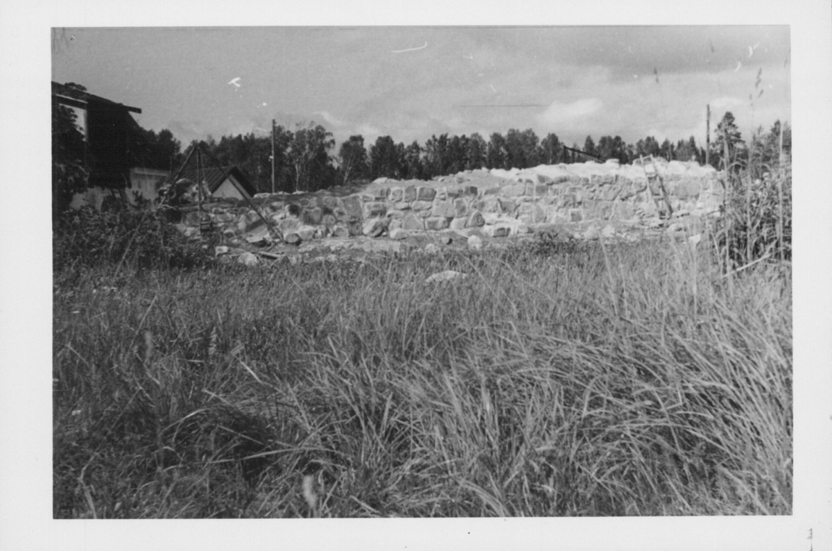 Fotografier av Åke Hyenstrand vid de arkeologiska utgrävningarna i Gudsberga kloster sommaren 1961.
