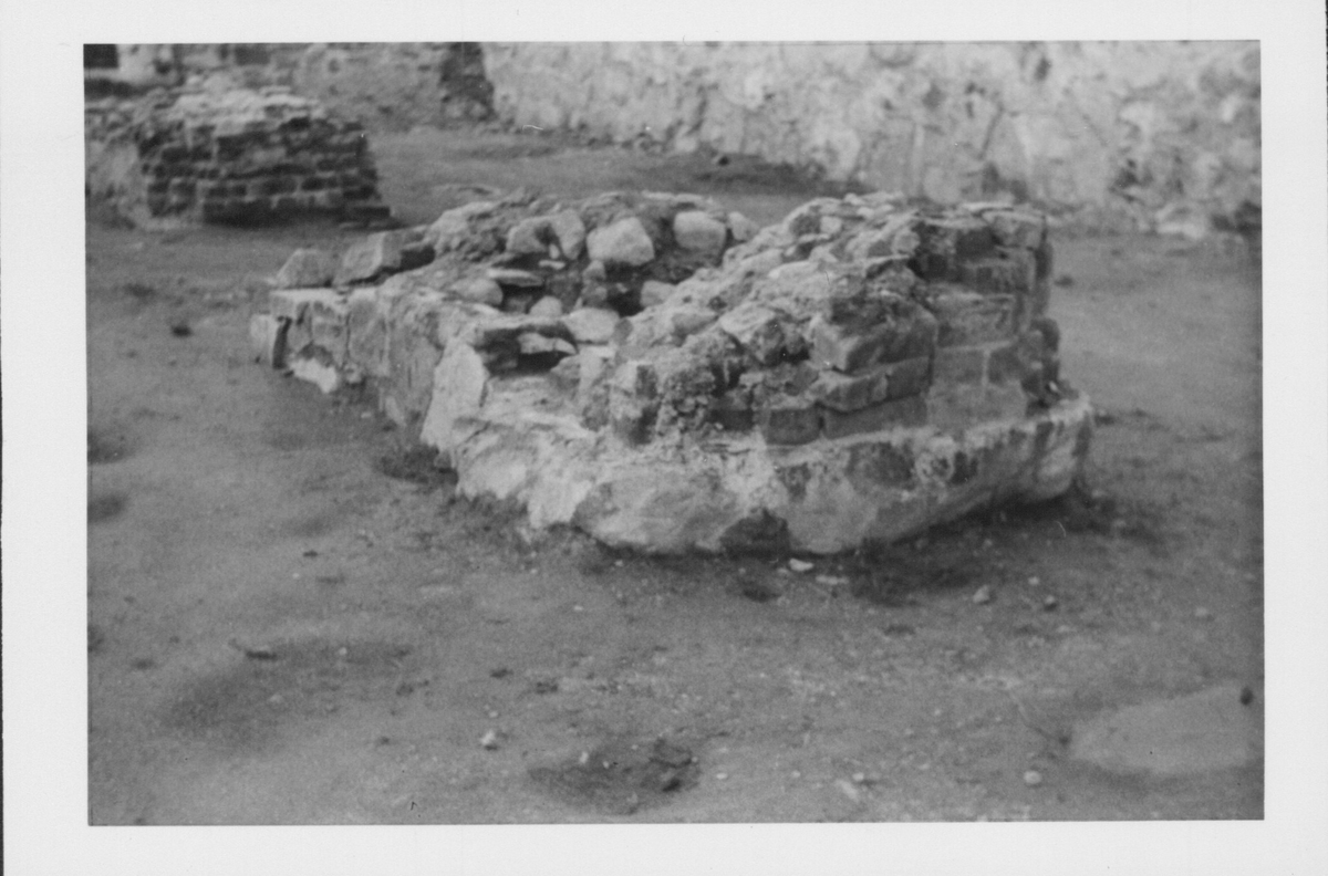 Fotografier av Åke Hyenstrand vid de arkeologiska utgrävningarna i Gudsberga kloster sommaren 1961.