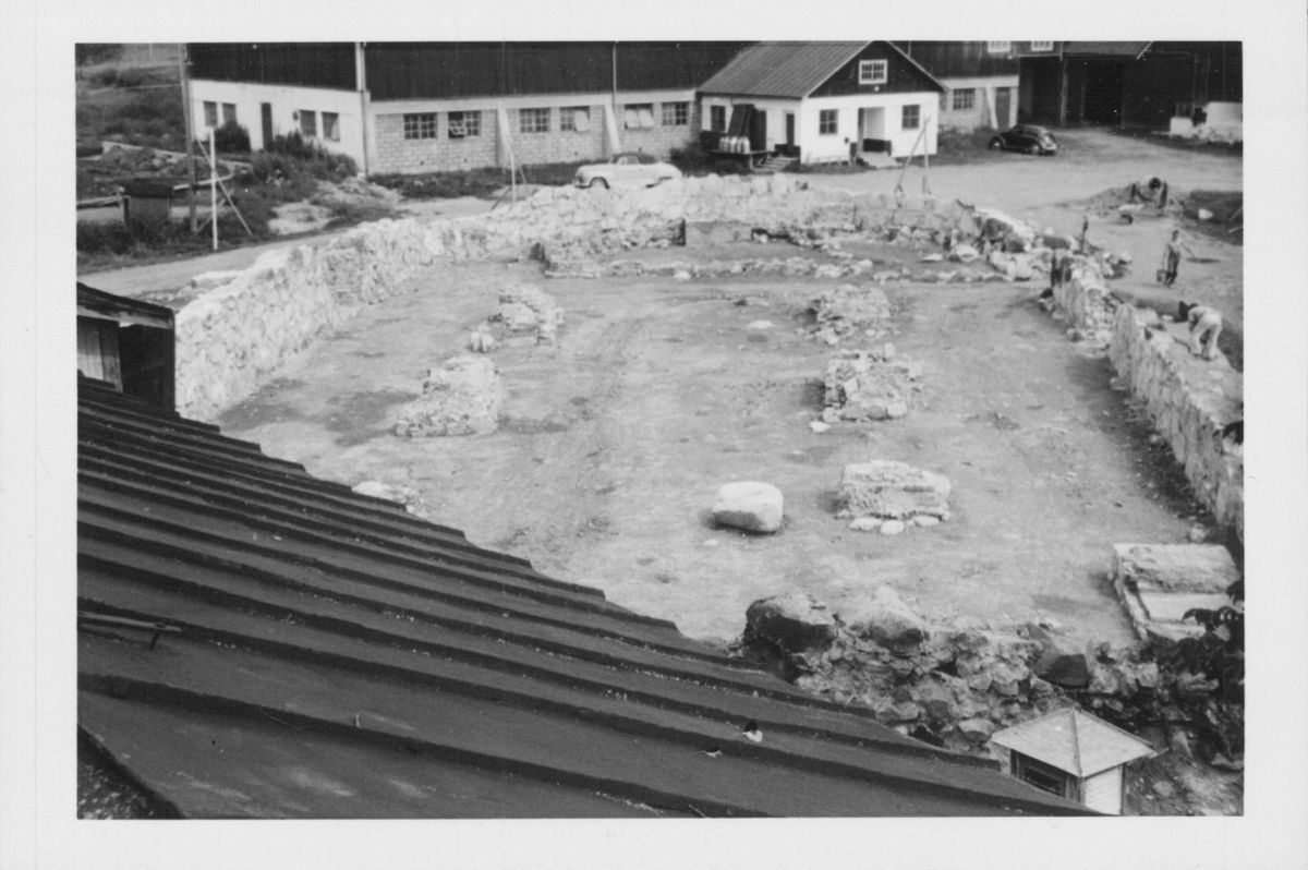 Fotografier av Åke Hyenstrand vid de arkeologiska utgrävningarna i Gudsberga kloster sommaren 1961.