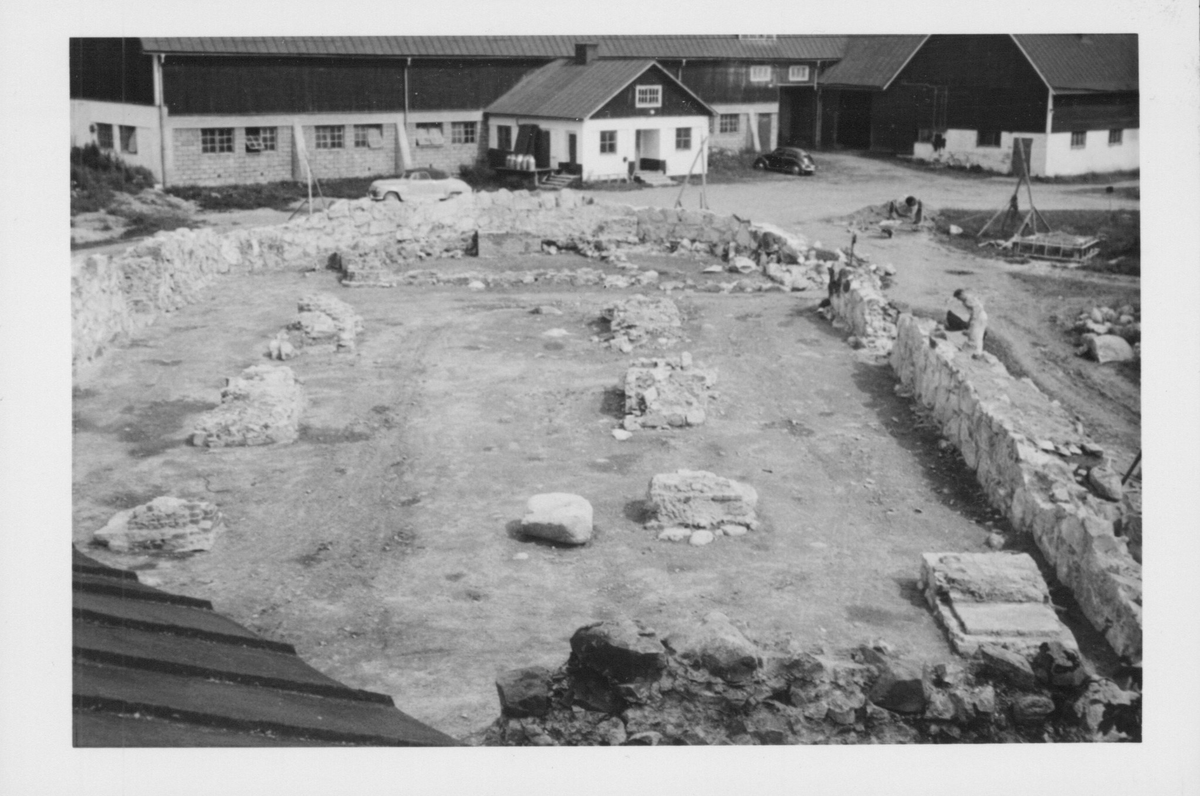 Fotografier av Åke Hyenstrand vid de arkeologiska utgrävningarna i Gudsberga kloster sommaren 1961.