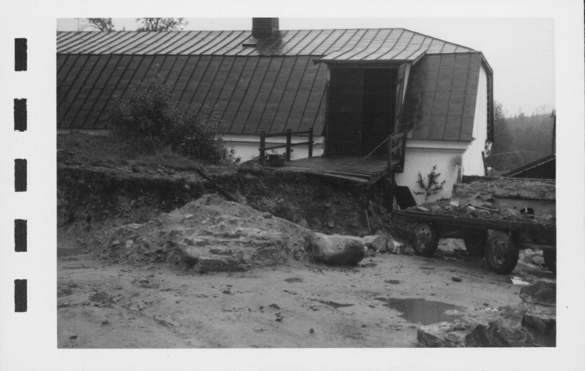Fotografier av Åke Hyenstrand vid de arkeologiska utgrävningarna i Gudsberga kloster sommaren 1961.