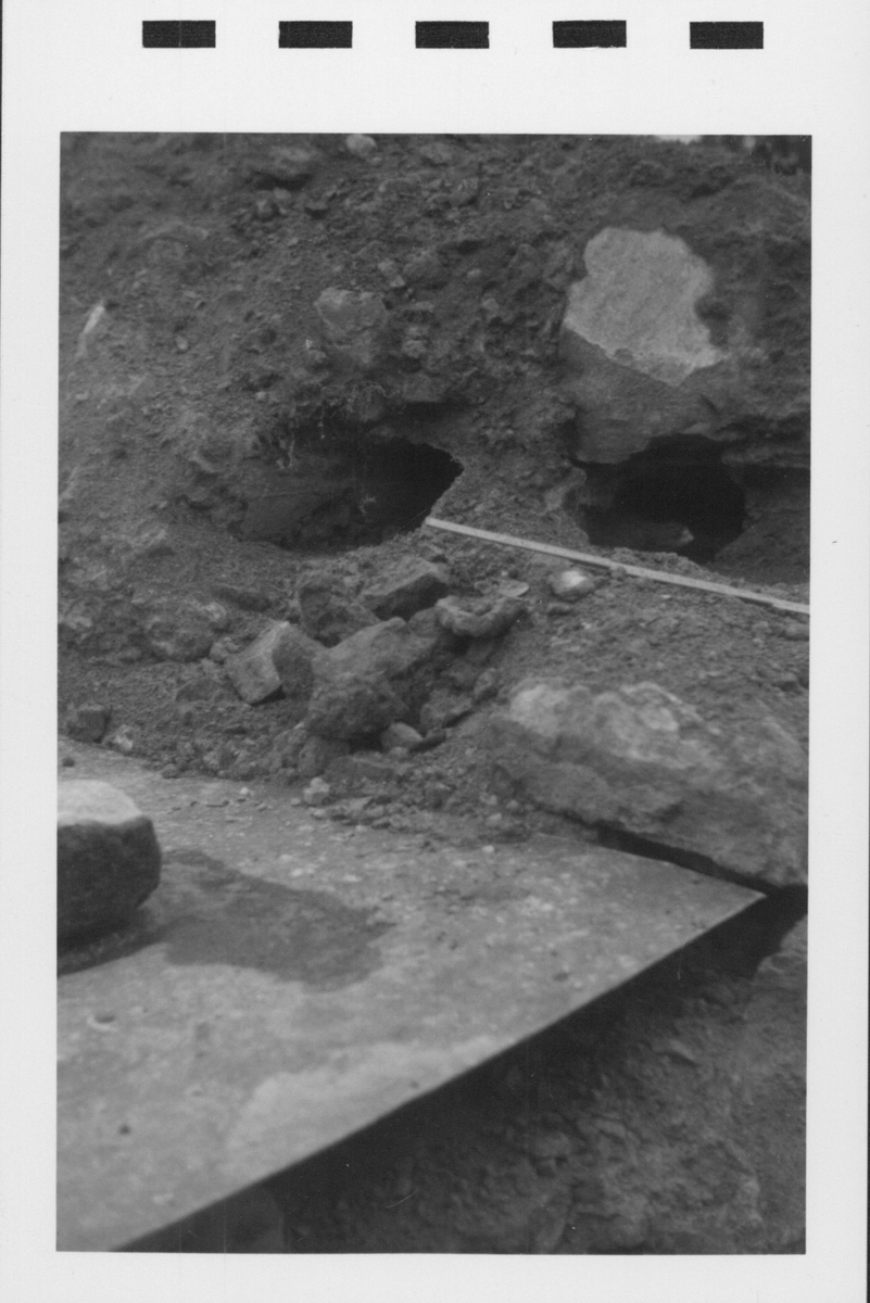 Fotografier av Åke Hyenstrand vid de arkeologiska utgrävningarna i Gudsberga kloster sommaren 1961.