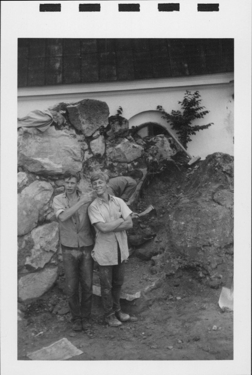 Fotografier av Åke Hyenstrand vid de arkeologiska utgrävningarna i Gudsberga kloster sommaren 1961.