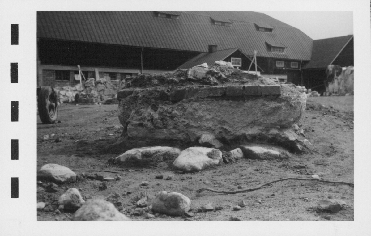 Fotografier av Åke Hyenstrand vid de arkeologiska utgrävningarna i Gudsberga kloster sommaren 1961.
