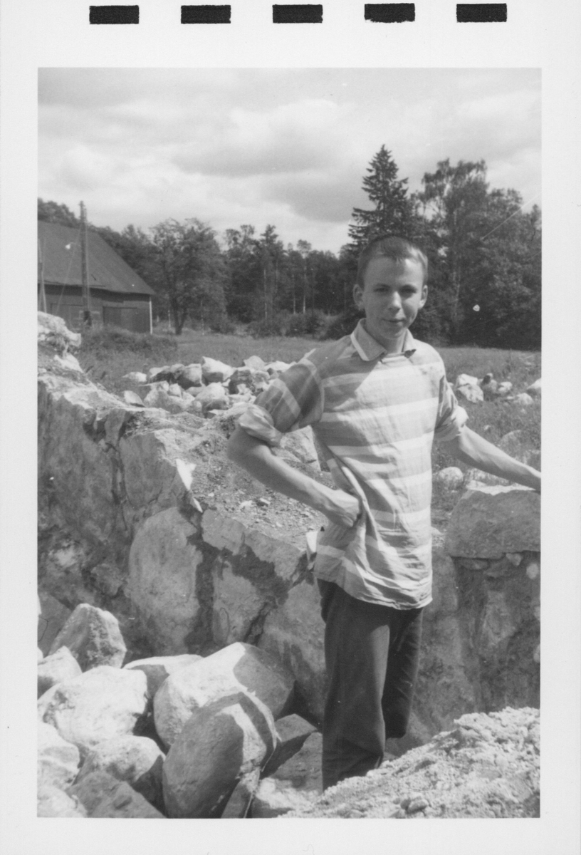 Fotografier av Åke Hyenstrand vid de arkeologiska utgrävningarna i Gudsberga kloster sommaren 1961.