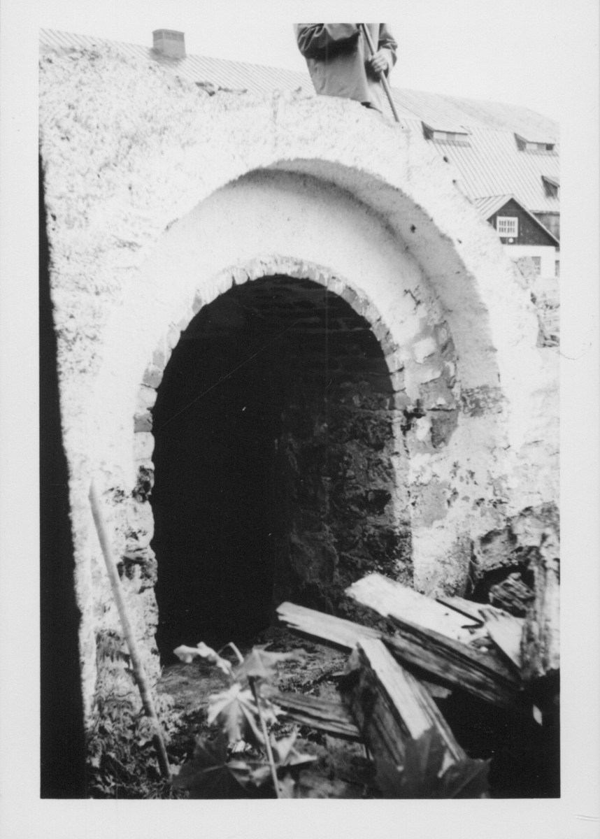 Fotografier av Åke Hyenstrand vid de arkeologiska utgrävningarna i Gudsberga kloster sommaren 1961.