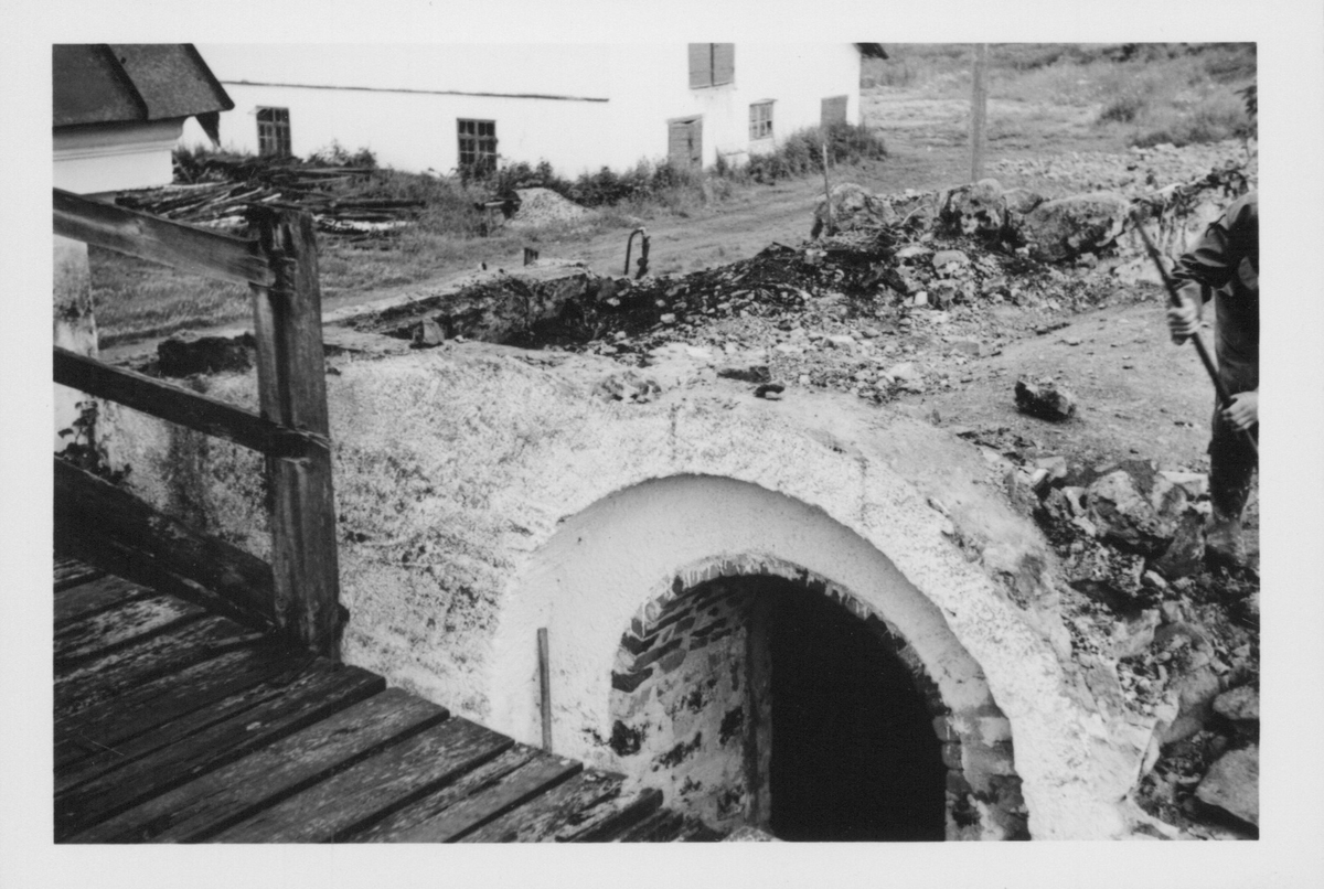Fotografier av Åke Hyenstrand vid de arkeologiska utgrävningarna i Gudsberga kloster sommaren 1961.