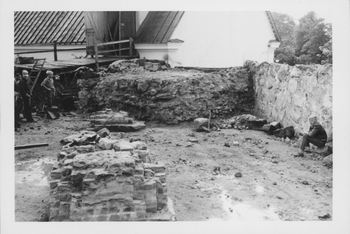 Fotografier av Åke Hyenstrand vid de arkeologiska utgrävningarna i Gudsberga kloster sommaren 1961.