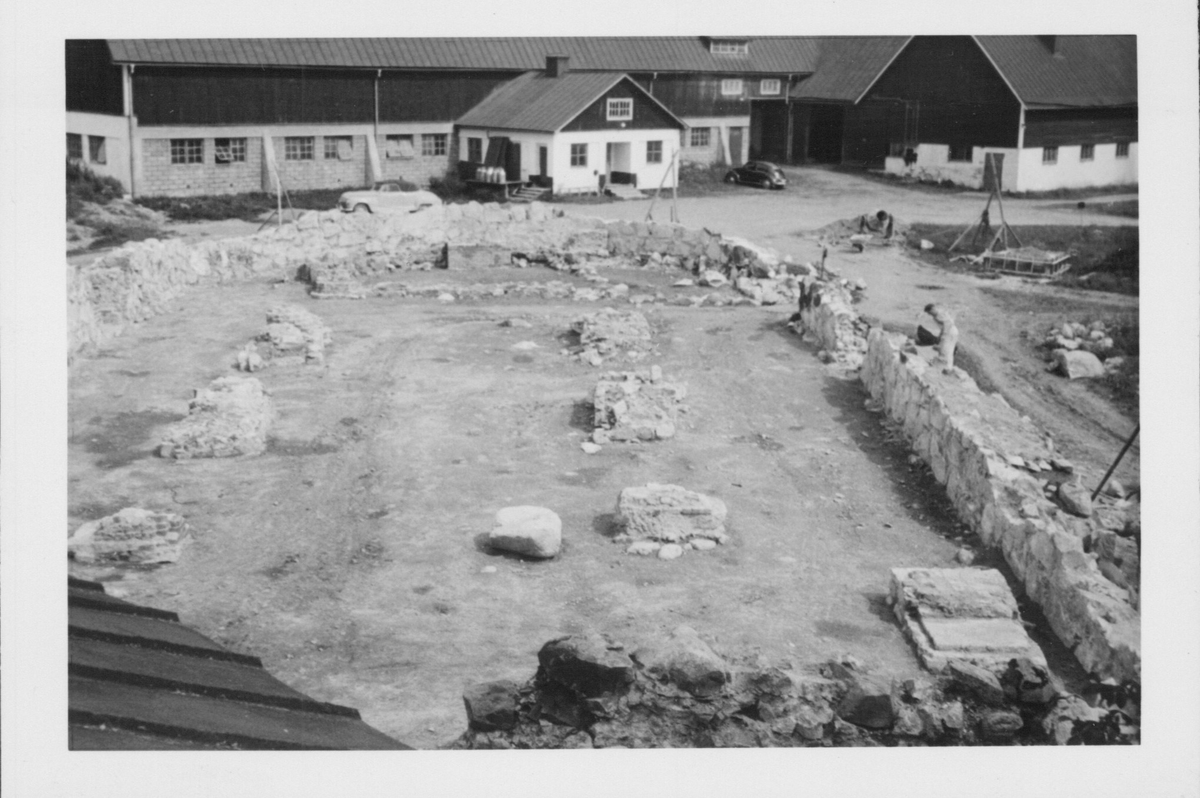 Fotografier av Åke Hyenstrand vid de arkeologiska utgrävningarna i Gudsberga kloster sommaren 1961.