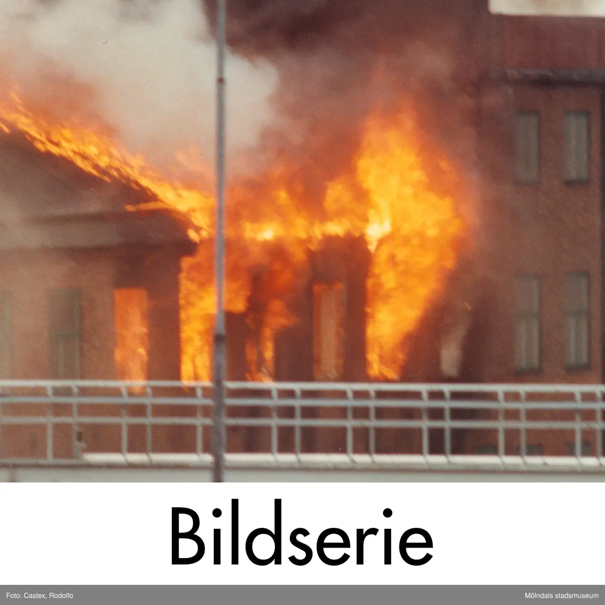 Serie om fyra fotografier som visar branden i industribyggnaden Stora Götafors vid Götaforsliden i Mölndals Kvarnby den 4 juni 1986. Vy från Kråkan (Kvarnbygatan).