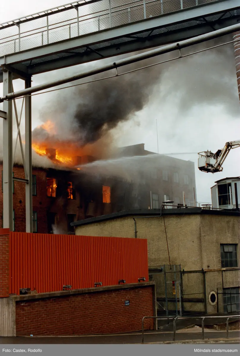 Branden i industribyggnaden Stora Götafors vid Götaforsliden i Mölndals Kvarnby den 4 juni 1986. Vy från Kråkan (Kvarnbygatan).