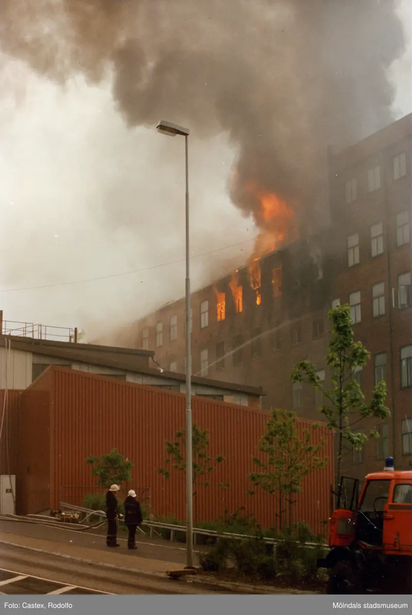Branden i industribyggnaden Stora Götafors vid Götaforsliden i Mölndals Kvarnby den 4 juni 1986. Vy från Kråkan (Kvarnbygatan).