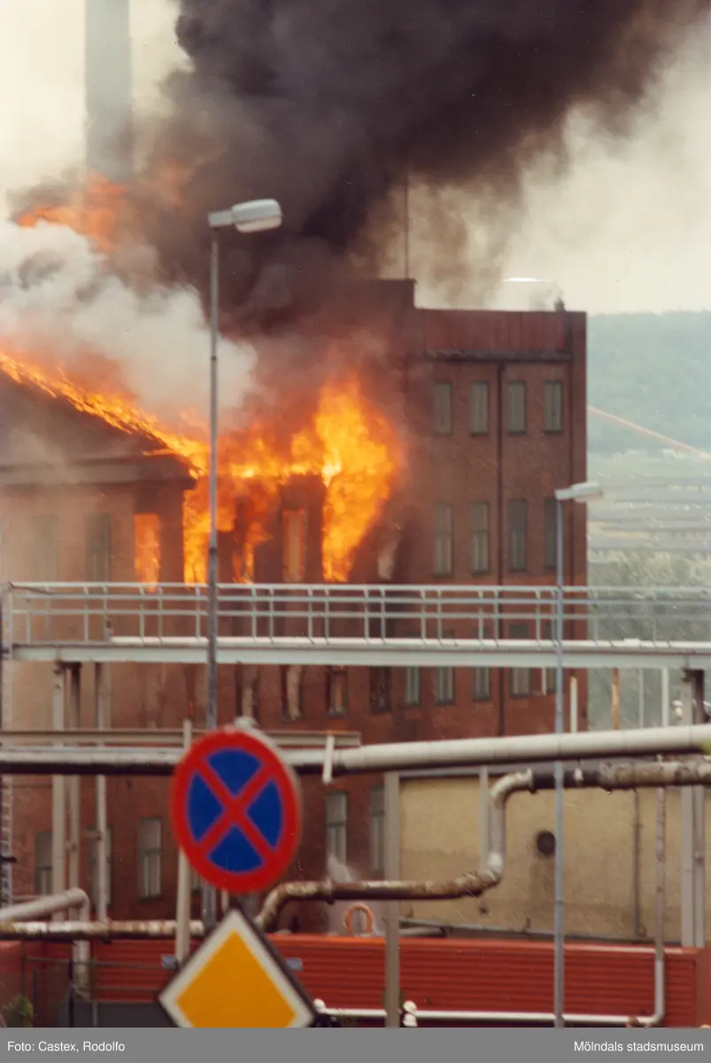 Branden i industribyggnaden Stora Götafors vid Götaforsliden i Mölndals Kvarnby den 4 juni 1986. Vy från Kråkan (Kvarnbygatan).