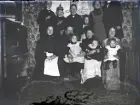 En glad (okänd) familj med många barn, har samlats framför fotografen. 
Jfr NIDA0001.