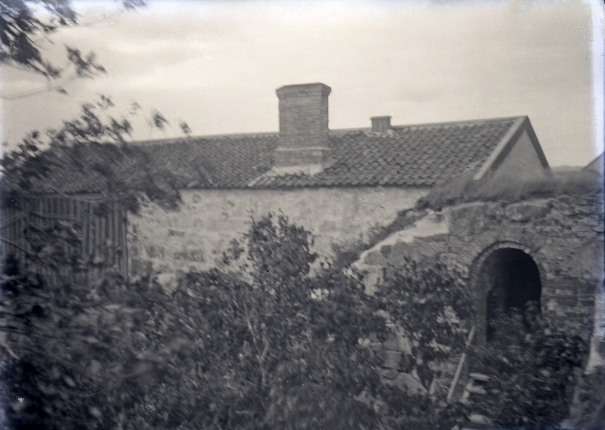 En stenbyggnad inne på fästningen i Varberg.
Suddigt foto.