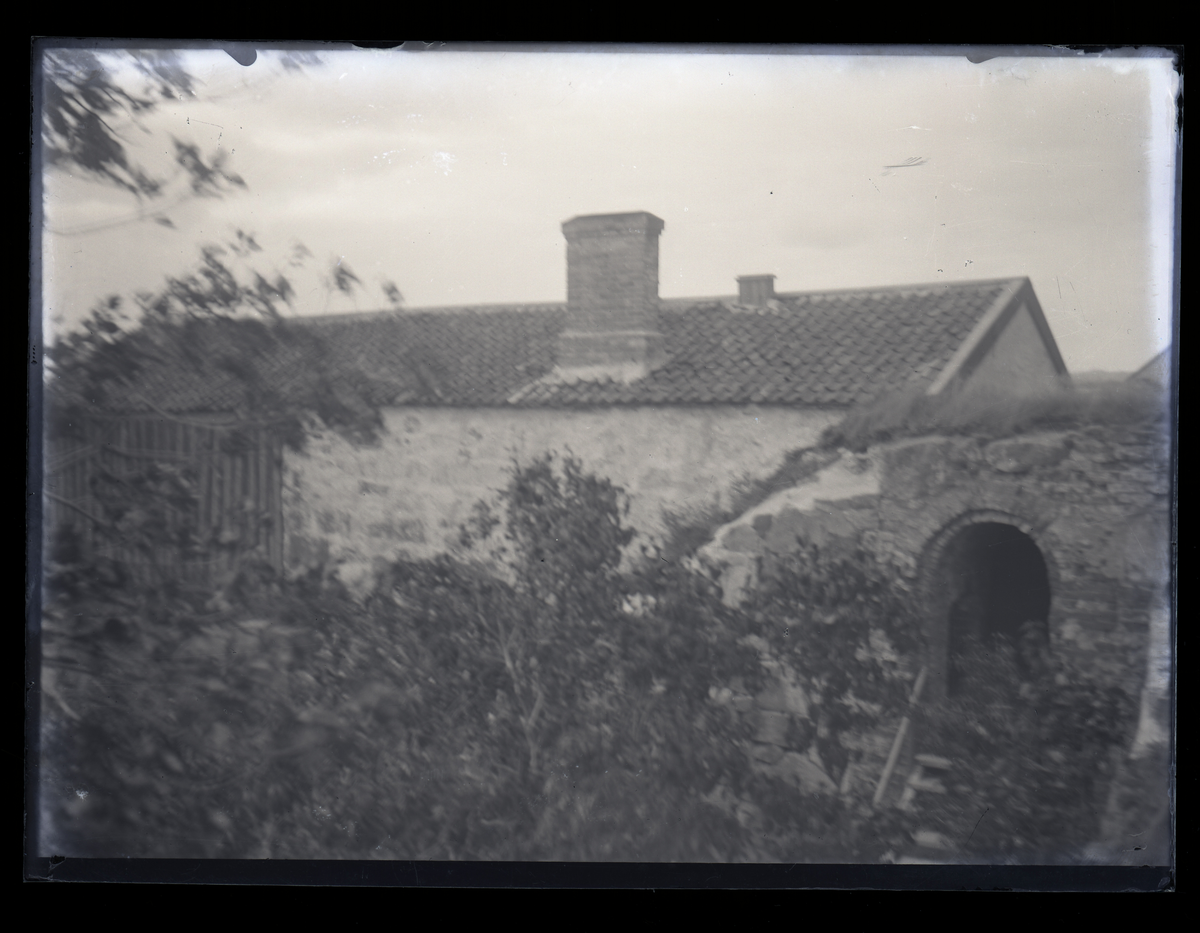 En stenbyggnad inne på fästningen i Varberg.
Suddigt foto.