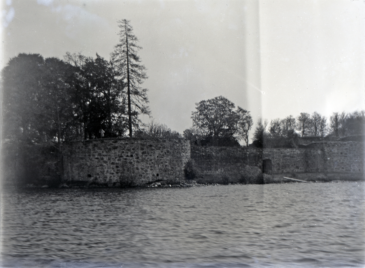 Foto av Kronobergs slottsruin, med en av portarna.