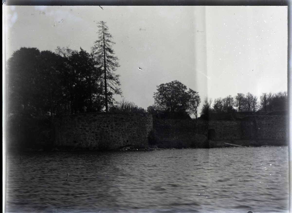 Foto av Kronobergs slottsruin, med en av portarna.
