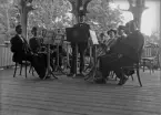 Dåv. musikorkestern på Badhotellet/Societetshuset i Varberg. 
Man har samlats för repetition på en av verandorna.