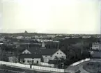 Vy från fästningen mot Varberg. I förgrunden syns baksidan av Societetshuset m.m.