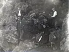 Foto av fyra st. personer (två män och två kvinnor) bland bergen utanför Varberg (?). 
Något suddigt foto.