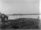 Vy från Fyrholmen mot Varbergs fästning. Det syns några segelbåtar i sundet.