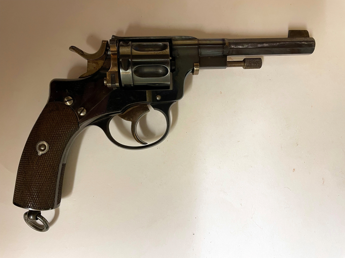 Revolver av modell 1887 för lantbrevbärare. 

Tillverkningsnummer: 44602

Svart stomme, blånerad. Graverat posthorn på vänster sida.

Modellen tillverkades av Nagant, Liege i Belgien fram till 1895 och därefter av Husqvarna Vapenfabrik där tillverkningen upphörde år 1907. Nagants konstruktion är avsedd för 6 st centralantändningspatroner med en kaliber av 7,5 mm (7,5 Suedois). Revolvern är försedd med s k dubbelspänning, den kan alltså avfyras enbart med avtryckaren eller genom att först spänna hanen.