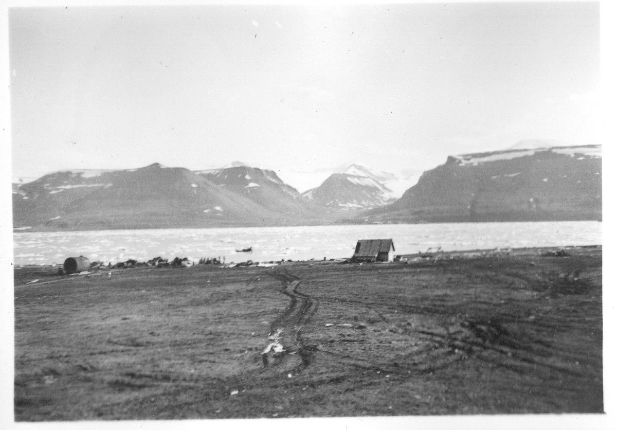 Hiorthhamn med Longyeardalen i bakgrunnen. 