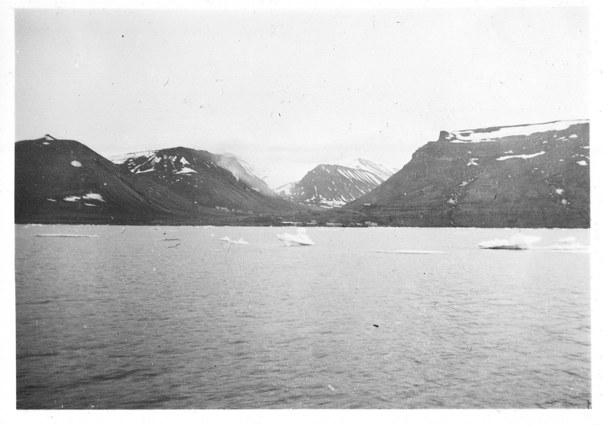 Longyeardalen, sett fra Hiorthhamn.