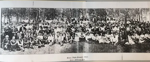 Historisk gruppebilde av en stor gruppe mennesker.